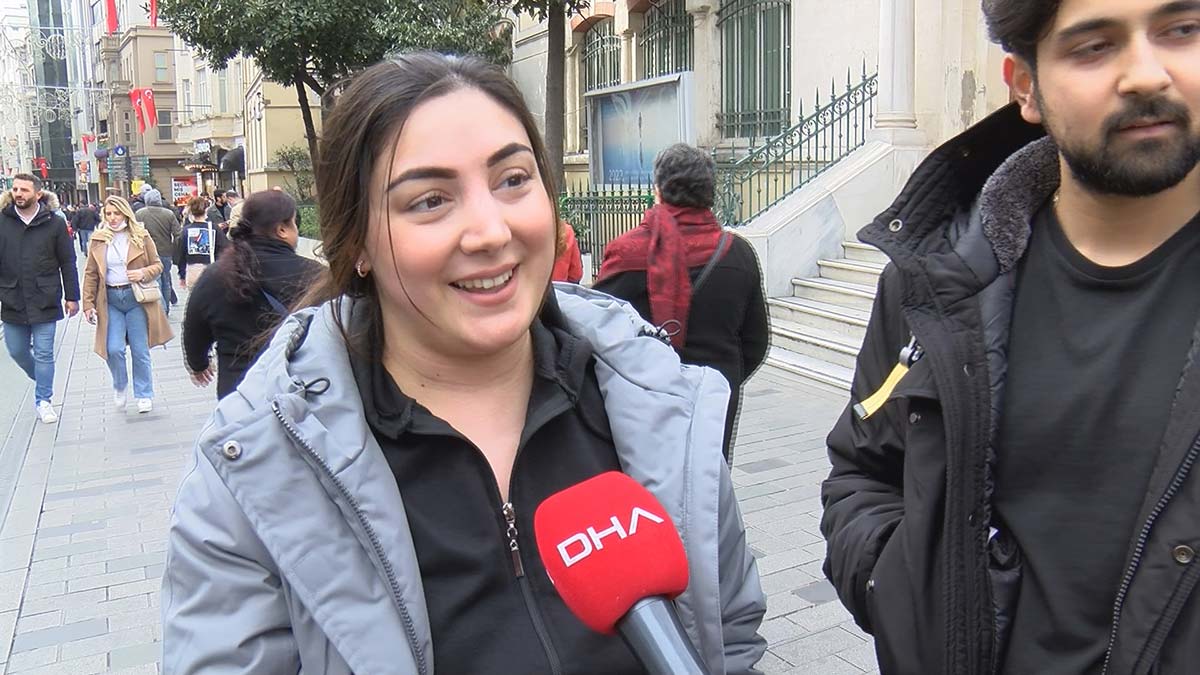 Omicron varyantıyla birlikte koronavirüs vakalarında artış gözlemlenmesine rağmen İstanbul sokaklarında maske takılmaması dikkat çekti.