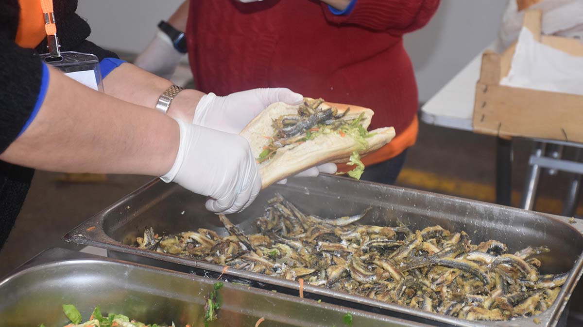 Karşıyaka Hamsi Şöleni'nde 2.5 ton hamsi dağıtıldı