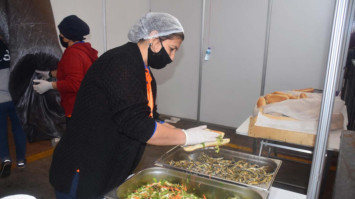 Karşıyaka Hamsi Şöleni'nde 2.5 ton hamsi dağıtıldı