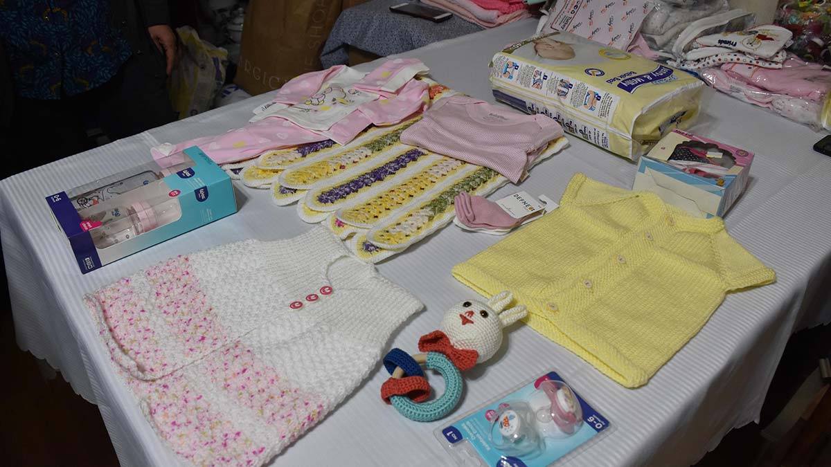 İzmirli Teyzeler grubundan miniklere sıcak dokunuş