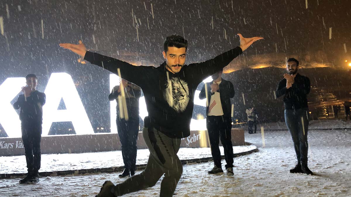 Kar yağışıyla birlikte Kafkas dansı yaptılar