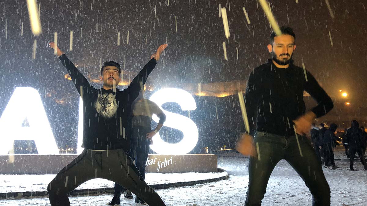 Kar yağışıyla birlikte Kafkas dansı yaptılar