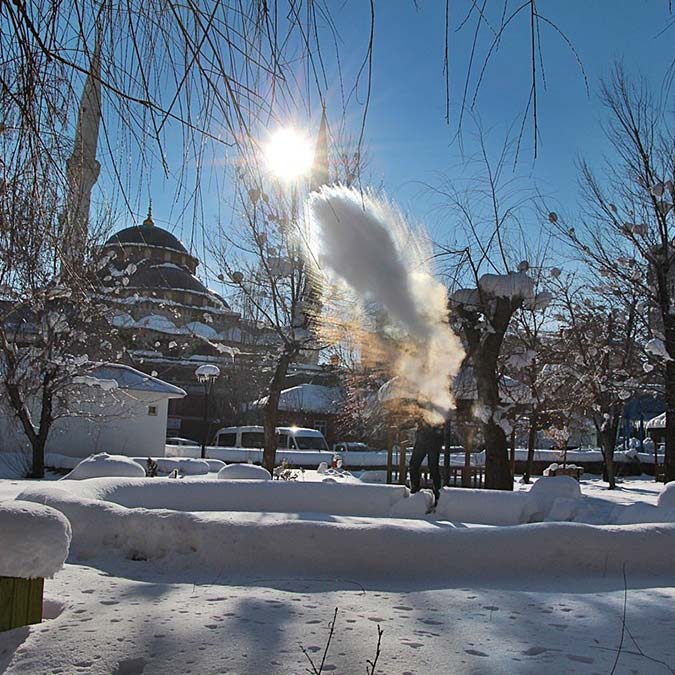 Kaynar su havada dondu