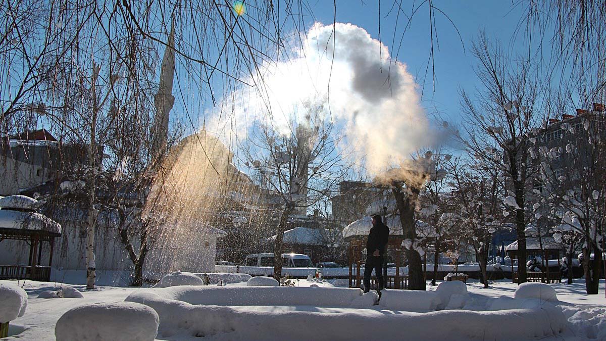 Kaynar su havada dondu