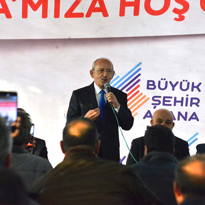 CHP Genel Başkanı Kemal Kılıçdaroğlu, Adana'da nakliyecilerle kahvaltı yaptı. Kılıçdaroğlu, "En büyük hakem kim? Milletin kendisidir. Getir, sandığı koy. Milletten korkulmaz. Milletten korkan, devleti yönetemez" dedi.