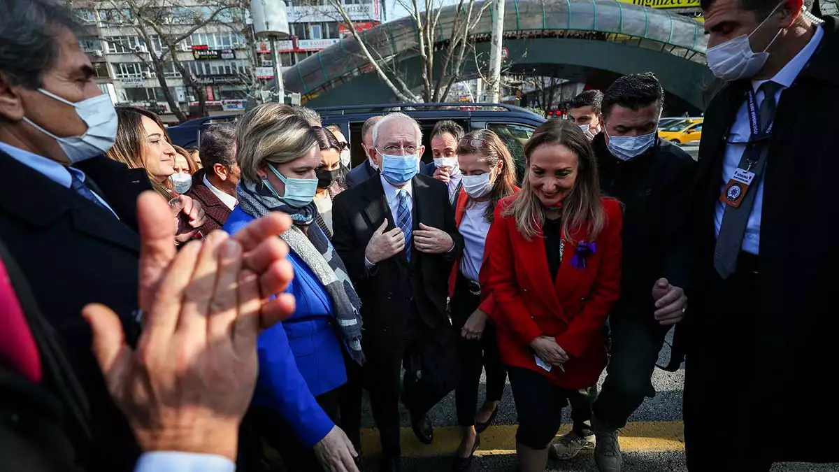 Chp genel başkanı kemal kılıçdaroğlu'nun saat: 13:00'de yapacağı ziyaret öncesi meb binasının kapısına zincirli kilit vuruldu.