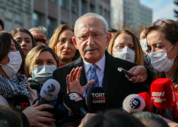 MEB binasının kapısına zincirli kilit vuruldu
