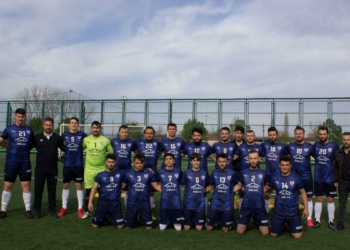 Kırmızı kart gören futbolcu soyunma odasını bastı