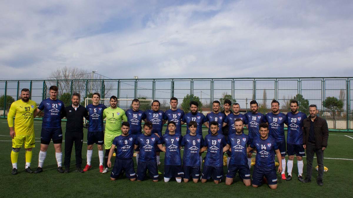 Kırmızı kart gören futbolcu soyunma odasını bastı