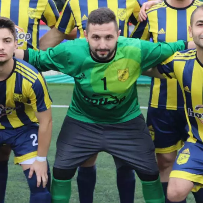 Kırmızı kart gören futbolcu soyunma odasını bastı