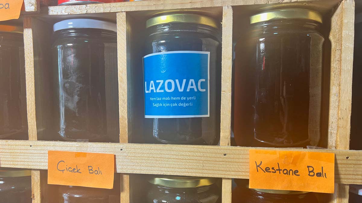 Kadıköy Feneryolu Mahallesi'nde 'Laz bakkal' olarak tanınan Fatih Bostan koronavirüse karşı Lazovac'ı üretti.