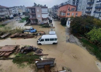 Manavgat'ta sağanak; ev ve iş yerlerini su bastı
