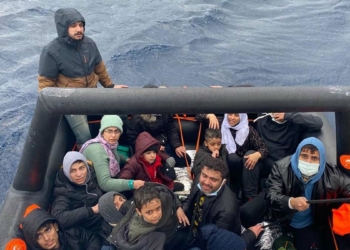 Batmak üzere olan can salındaki göçmenler kurtarıldı