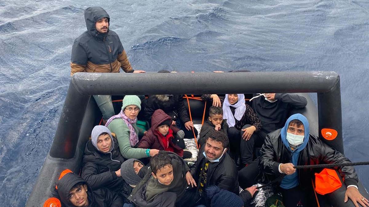Batmak üzere olan can salındaki göçmenler kurtarıldı