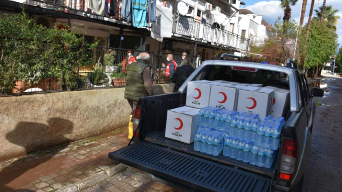 Muğla'nın Marmaris ilçesinde selde zarar görenlerin mağduriyetleri Sosyal Yardımlaşma Vakfı, Kızılay ve AK Parti yöneticileri tarafından gideriliyor.