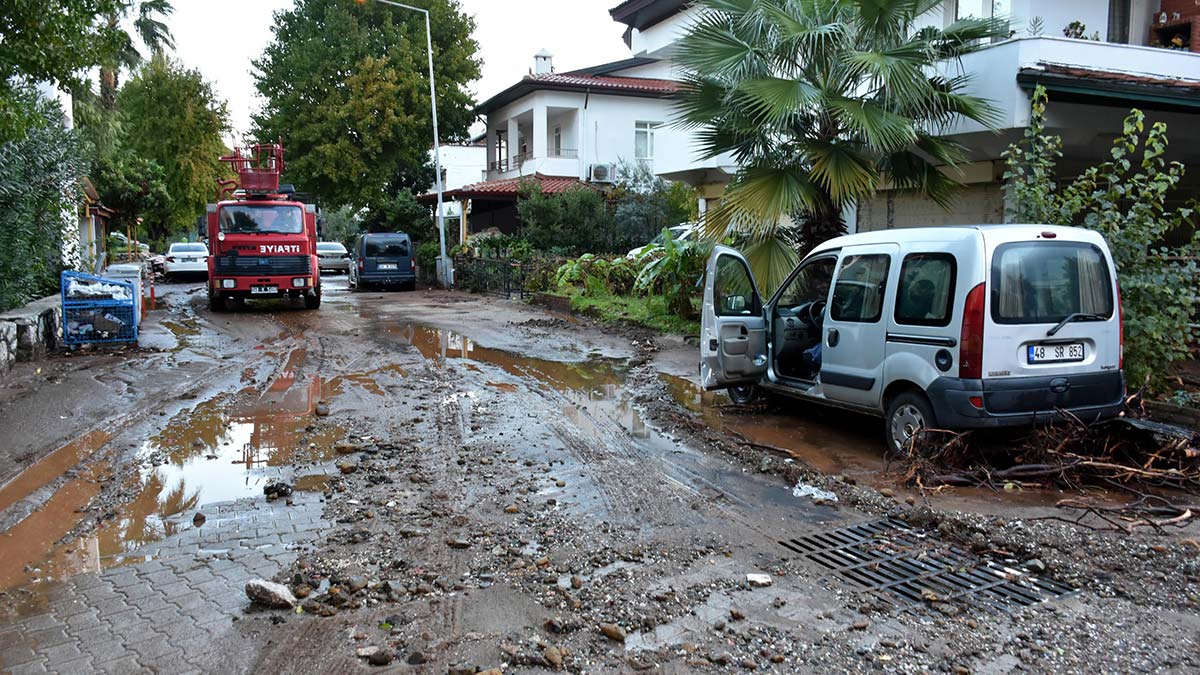 Muğla'nın Marmaris ilçesinde dün akşam etkili olan sağanağın dereleri taşırması nedeniyle oluşan selin boyutu günün ağarmasıyla ortaya çıktı.