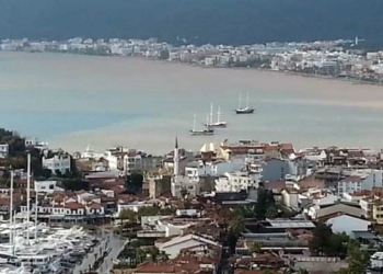 Çamurlu su denizin rengini kahverengiye çevirdi