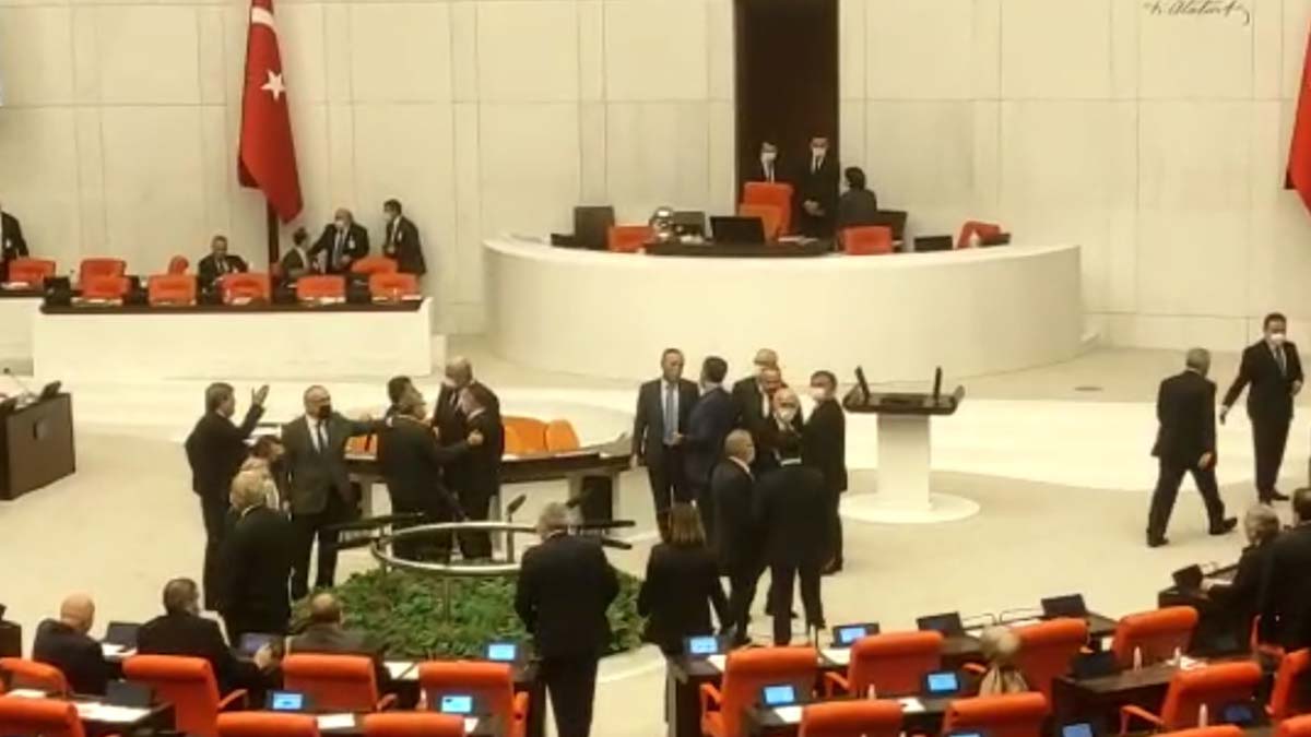 Meclis'te el hareketi ve küfür gerginliği