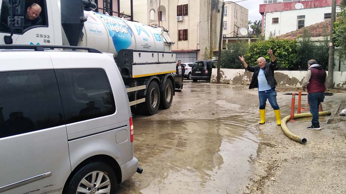 Mersin'de şiddetli yağış su baskınlarına yol açtı