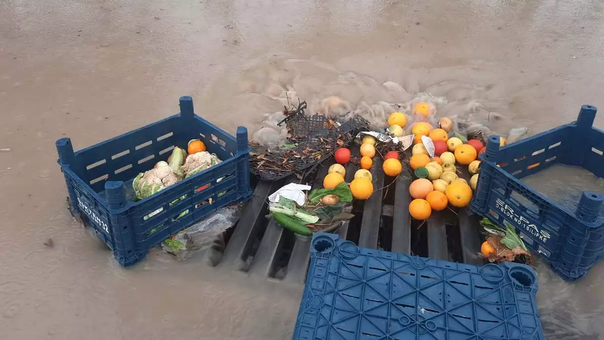 Mersin'de şiddetli yağış su baskınlarına yol açtı