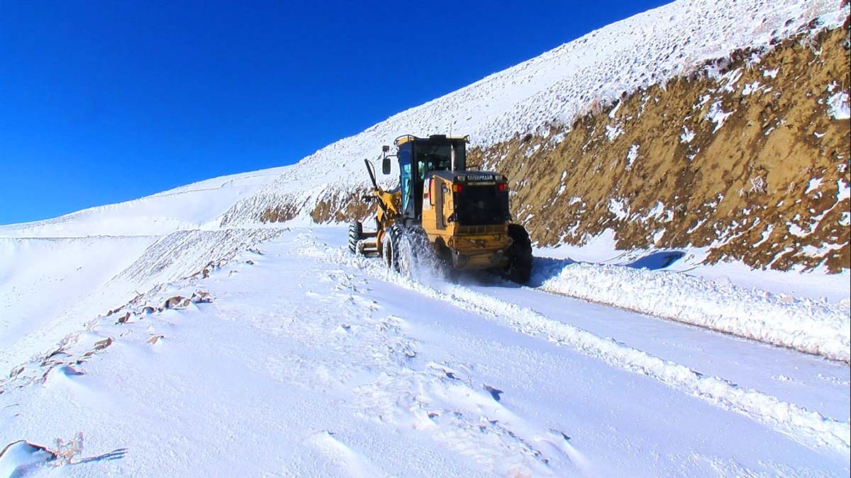Muş'ta yüksek kesimlerde karla mücadele