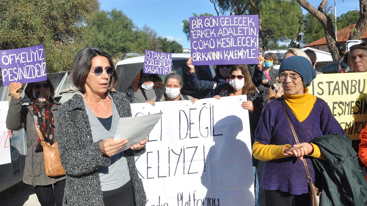 Muğla'nın Datça ilçesinde, 2 ay önce bir kadına yönelik nitelikli cinsel istismarda bulunduğu iddiasıyla tutuklanan O.G.'nin (24) adli kontrol şartı ile serbest bırakılmasına Datça Kadın Platformu ve Datça Kent Konseyi Kadın Meclisi üyeleri tepki gösterdi. 'Yaslı değil öfkeliyiz, Erkek adalet değil gerçek adalet' yazılı dövizlerle Daçta Adliyesi önünde toplanan kadınlar yaptıkları basın açıklaması ile karara tepki gösterdi.