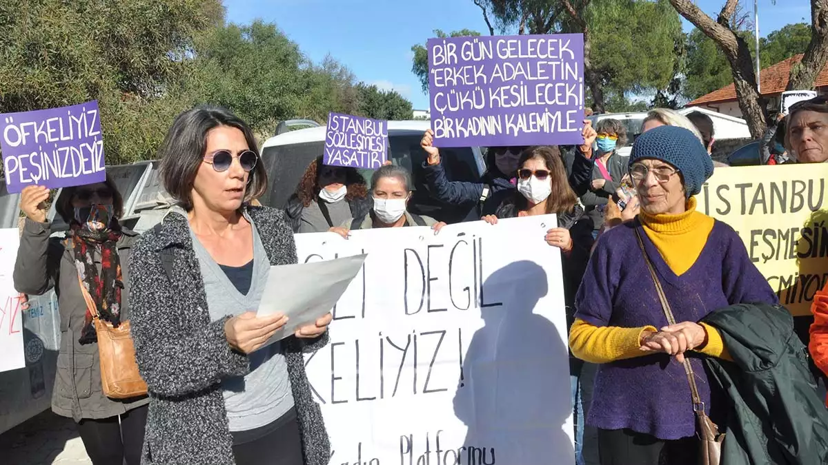 Muğla'nın datça ilçesinde, 2 ay önce bir kadına yönelik nitelikli cinsel istismarda bulunduğu iddiasıyla tutuklanan o. G. 'nin (24) adli kontrol şartı ile serbest bırakılmasına datça kadın platformu ve datça kent konseyi kadın meclisi üyeleri tepki gösterdi.  'yaslı değil öfkeliyiz, erkek adalet değil gerçek adalet' yazılı dövizlerle daçta adliyesi önünde toplanan kadınlar yaptıkları basın açıklaması ile karara tepki gösterdi.