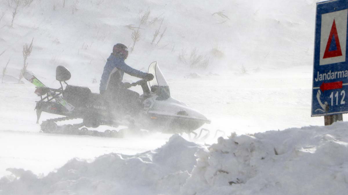 Tipi nedeniyle kayakçılar pistleri boşalttı