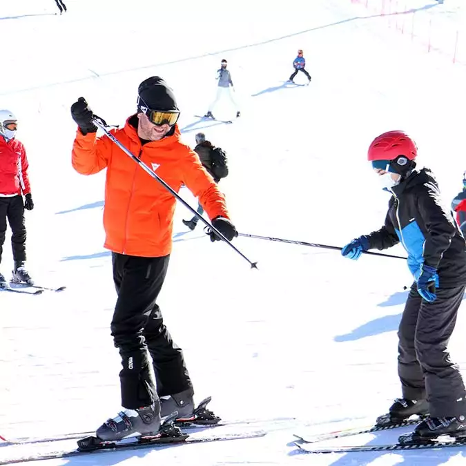 Türkiye'nin önemli kayak merkezlerinden biri olan palandöken'de yılbaşı hazırlıkları devam ediyor. Palandöken'de aynı anda 50 bin kişi en uzunu 14 kilometre olmak üzere 45 ayrı pistte kayak yapabiliyor.