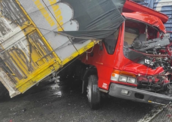 Pancar yüklü TIR kırmızı ışıkta bekleyen araçlara çarptı