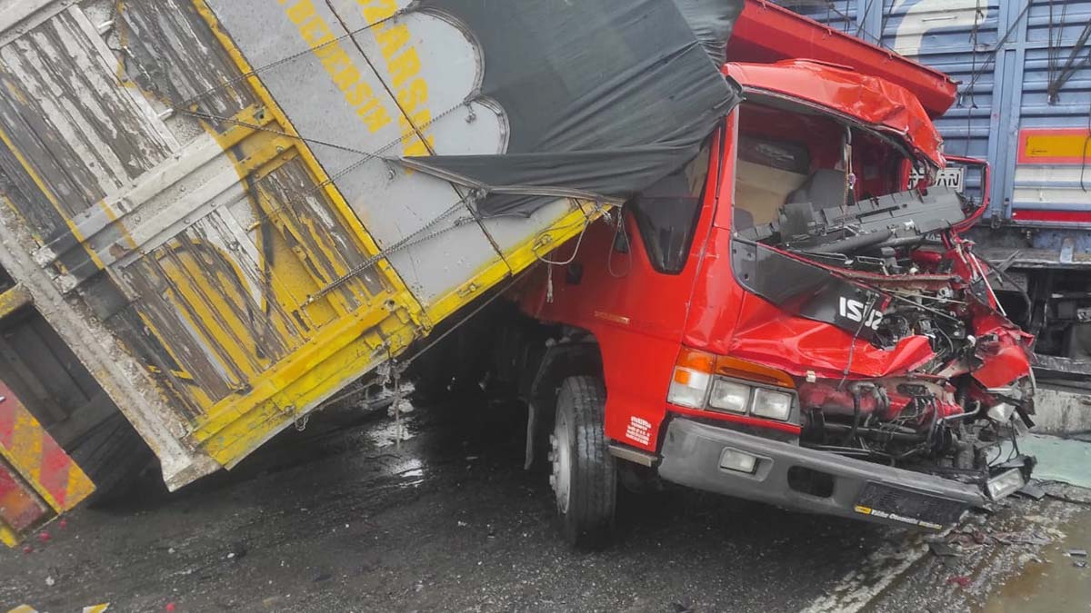 Pancar yüklü TIR kırmızı ışıkta bekleyen araçlara çarptı