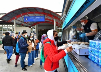 İzmir Büyükşehir Belediyesi'nden öğrencilere sıcak yemek