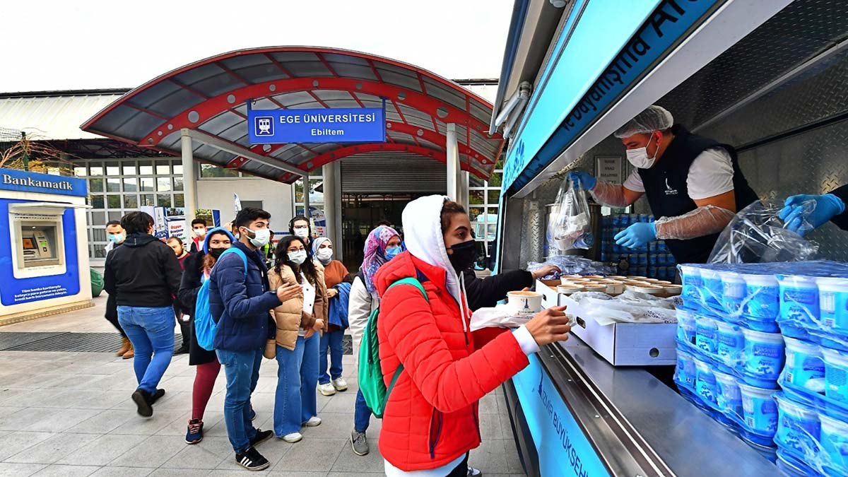 İzmir Büyükşehir Belediyesi'nden öğrencilere sıcak yemek