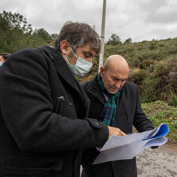 İzmir Büyükşehir Belediye Başkanı Tunç Soyer istinat duvarı çöken sitede inceleme yaptı. Soyer, “Mağduriyetleri hızla gidereceğiz” dedi.