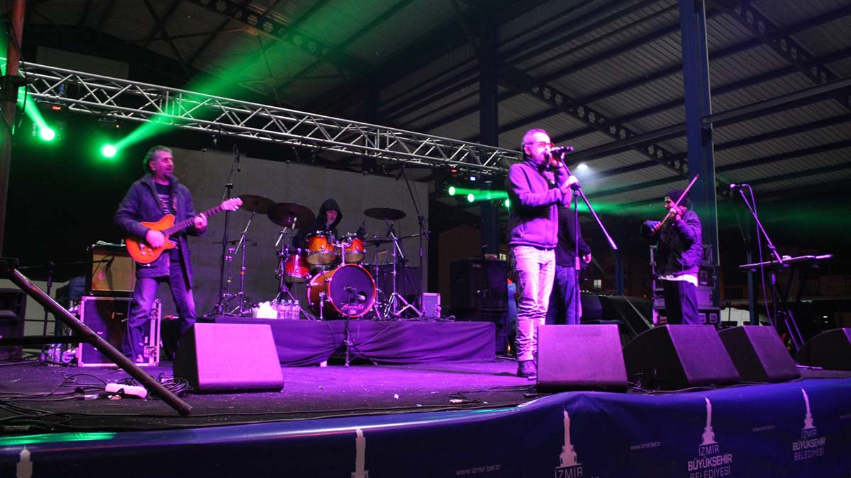 İzmir'de yeni yıl kutlamaları Kiraz ile başladı