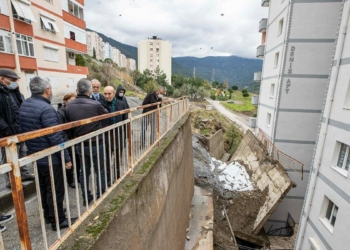Soyer istinat duvarı çöken sitede inceleme yaptı