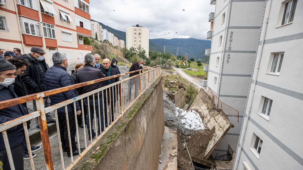 Soyer istinat duvarı çöken sitede inceleme yaptı