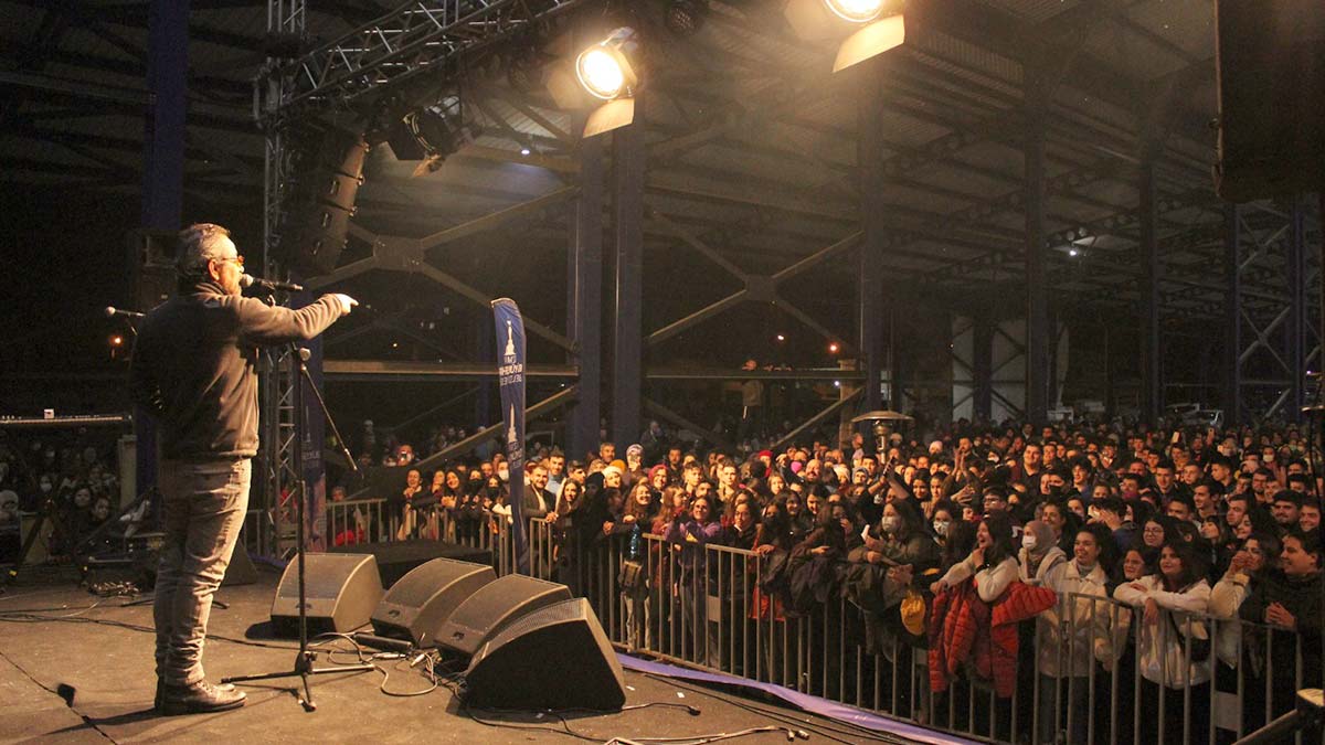 İzmir'de yeni yıl kutlamaları Kiraz ile başladı