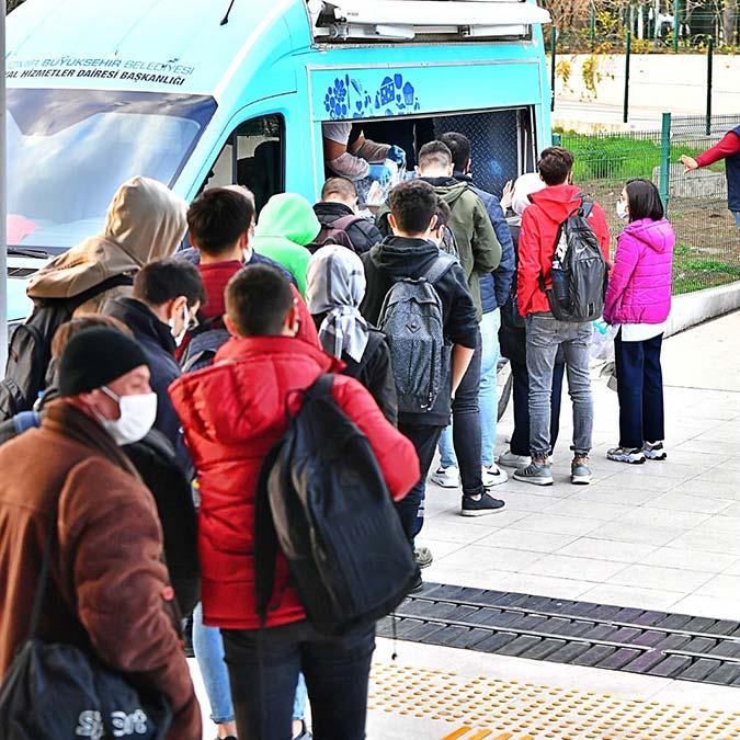 İzmir Büyükşehir Belediyesi'nden öğrencilere sıcak yemek. İzmir Büyükşehir Belediyesi üniversite öğrencilerinin güne sıcak çorbayla başlaması için daha önce altı noktada kurduğu Çorba Durağı hizmetini genişletti.