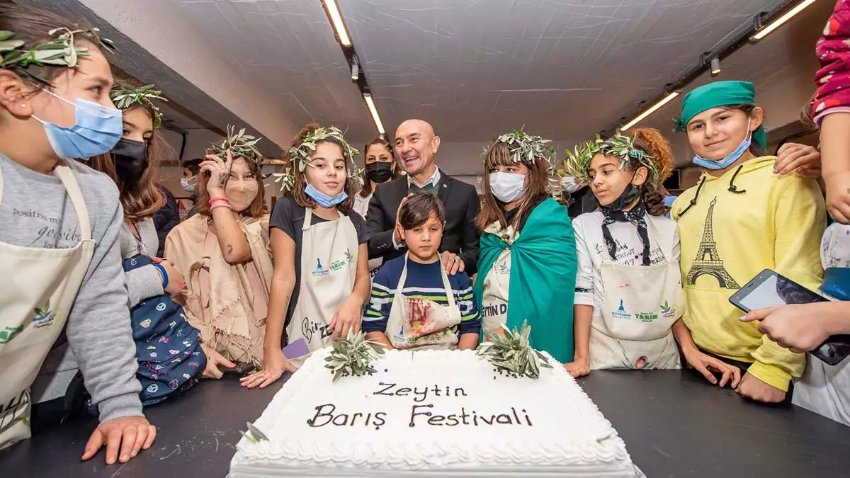 İzmir büyükşehir belediyesi'nin kentin yerel lezzetlerinden zeytin ve zeytinyağının marka değerini artırmak amacıyla bu yıl ilk kez düzenlediği zeytin barış festivali başladı.