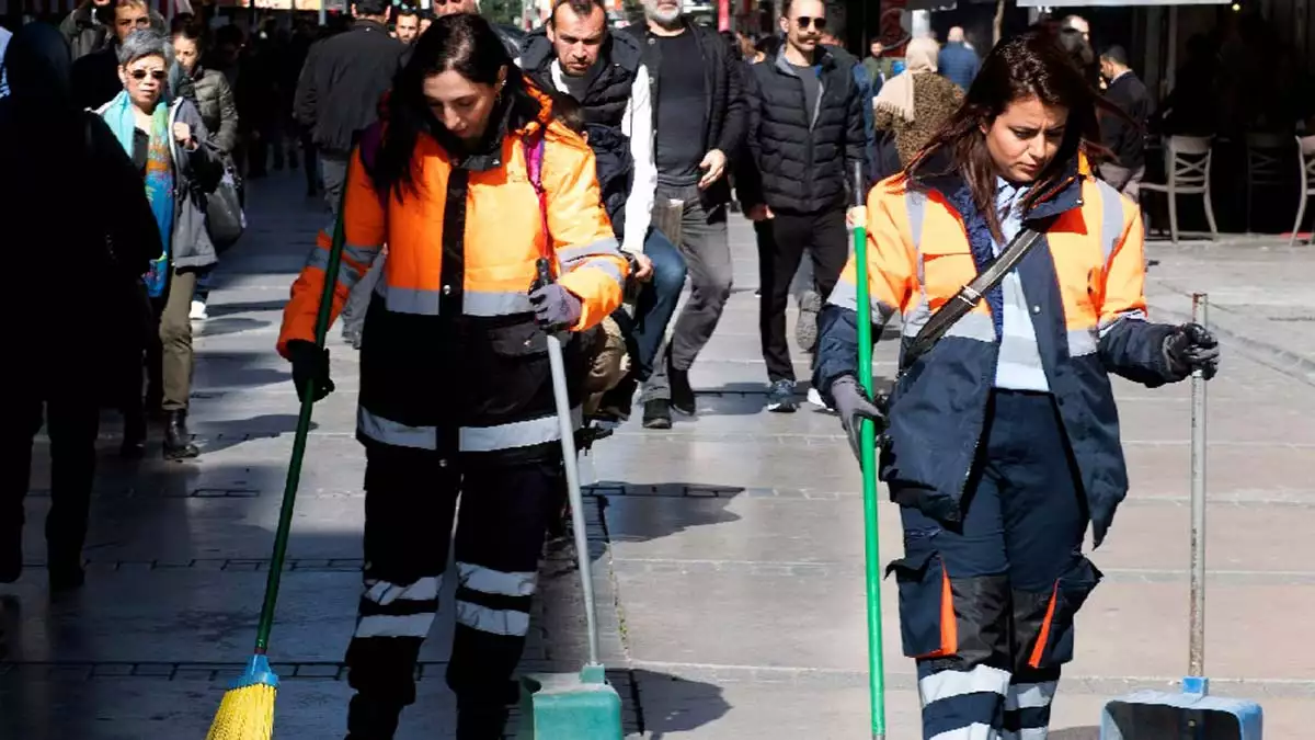 İzmir büyükşehir belediyesi, başkan tunç soyer'in "daha temiz ve doğayla uyumlu i̇zmir" vizyonu doğrultusunda 3 yıla yaklaşan hizmet süresinde önemli çalışmalara imza attı. İlçe belediyelerinin temizlik filoları büyükşehir'in desteği ile daha da büyüdü.