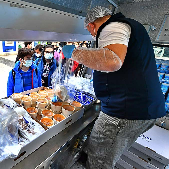 İzmir Büyükşehir Belediyesi'nden öğrencilere sıcak yemek