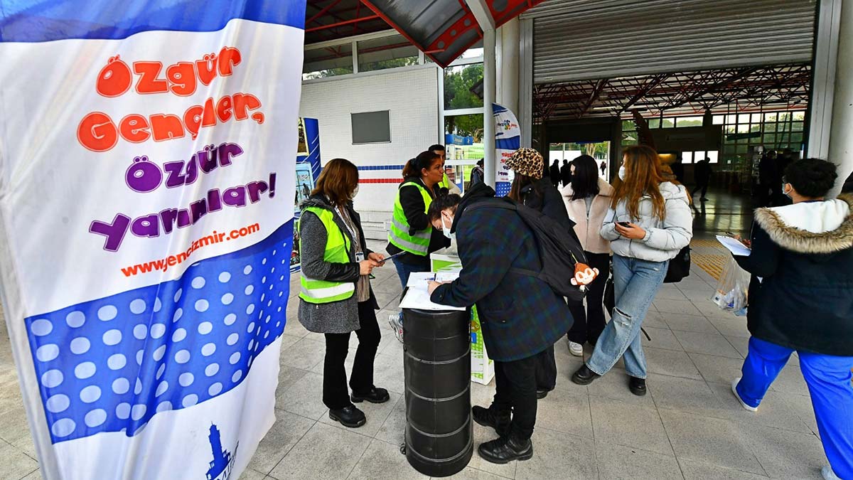 İzmir Büyükşehir Belediye Başkanı Tunç Soyer, “Değerli genç arkadaşlarım, yaşanan ekonomik krizde elinizden bir nebze olsun tutabilmek istedik” derken, uygulamadan yararlanan gençler memnun.