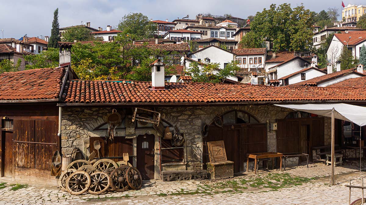 Benim için rüya evler vardır, tarihi evler. Ahşap merdivenlerini çıkarken gıcırtı duymalısınız. Cumbaları olmalı sedirleri çünkü bu evlerde tarih var.