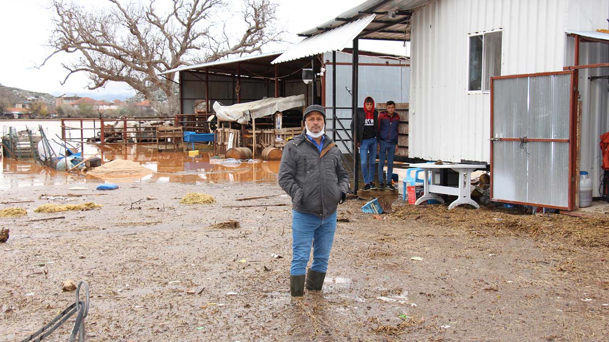 Sağanağın vurduğu Bucak'ta hasar tespit çalışması