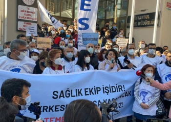 Sağlık çalışanlarından il sağlık müdürlüğü önünde eylem