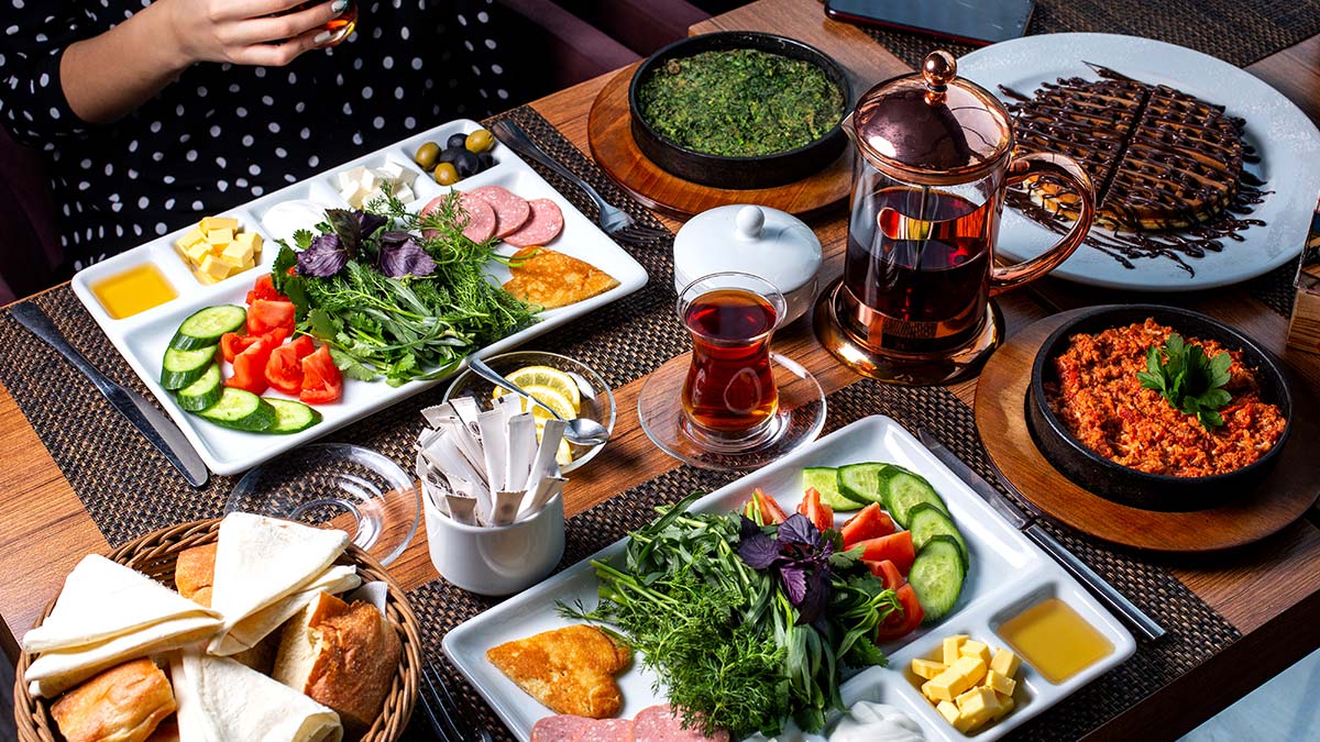 Yılbaşında beslenme sorununa Diyetisyen Mekseliyna Adsız’dan tavsiyeler aldık. Yılbaşı sofrasında ne yiyip içmeliyiz, sağlıklı bir yılbaşı sofrası mümkün mü?