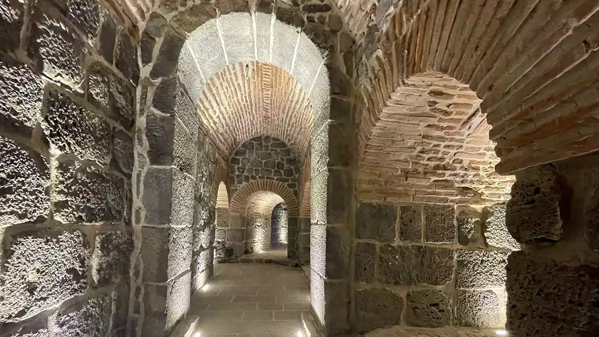 Unesco dünya kültür mirası listesi'ndeki 5 bin yıllık diyarbakır surlarının 101 burcunun en önemlilerinden olan yedi kardeş burcu'nun restorasyonu tamamlandı.