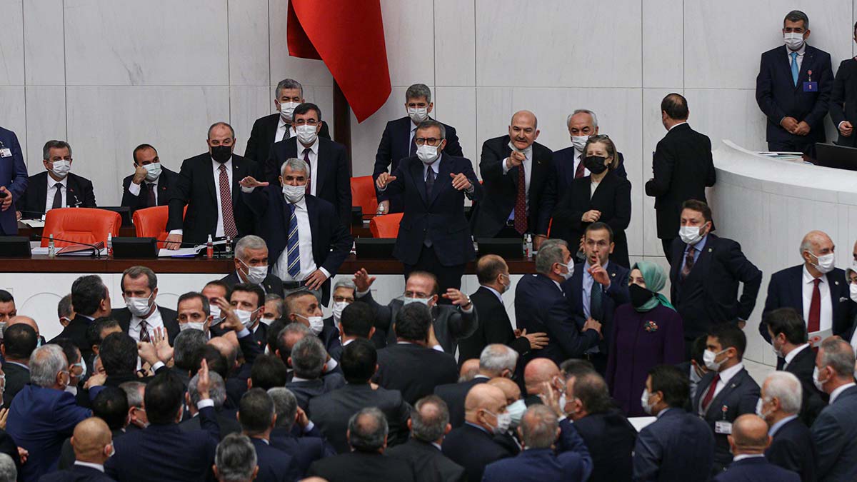 TBMM'de bütçe görüşmelerinde yumruklu kavga