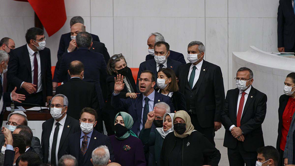 TBMM'de bütçe görüşmelerinde yumruklu kavga 